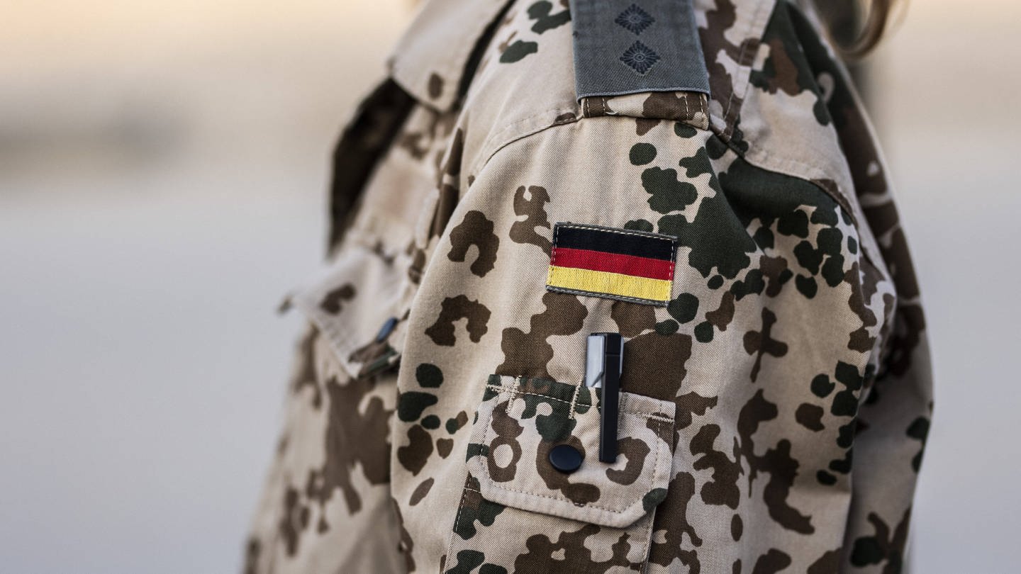 Oberkörper einer deutschen Soldatin mit Uniform von der Seite (Foto: IMAGO, Florian Gaertner/photothek.de)
