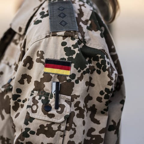 Oberkörper einer deutschen Soldatin mit Uniform von der Seite (Foto: IMAGO, Florian Gaertner/photothek.de)
