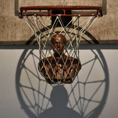 Büste im Basketballkorb (Foto: IMAGO, ZUMA Wire)