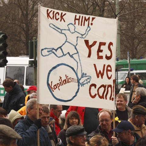 Demo Berlin.28.03.2009. Transparent Kicker (Foto: IMAGO, foto-ritter.de)