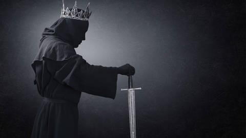 Geist einer Königin oder eines Königs mit mittelalterlichem Schwert, im dunkeln (Foto: IMAGO, agefotostock)