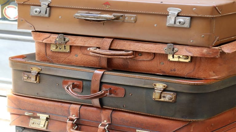 alte Koffer liegen aufeinander gestapelt (Foto: IMAGO, Frank Sorge)