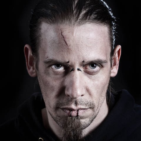 Dunkel gekleideter Mann mit Piercings und Narbe auf der Stirn (Foto: IMAGO, imagebroker)