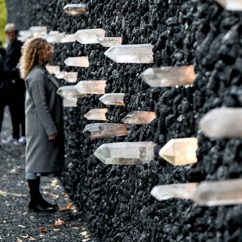 Eine Frau steht an der "Crystal Wall of Crying" der Gedenkstätte Babyn Jar (Foto: picture-alliance / Reportdienste, Britta Pedersen)