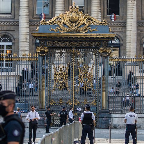 Tor zum Palais de Justice in Paris (Foto: IMAGO, Eibner)