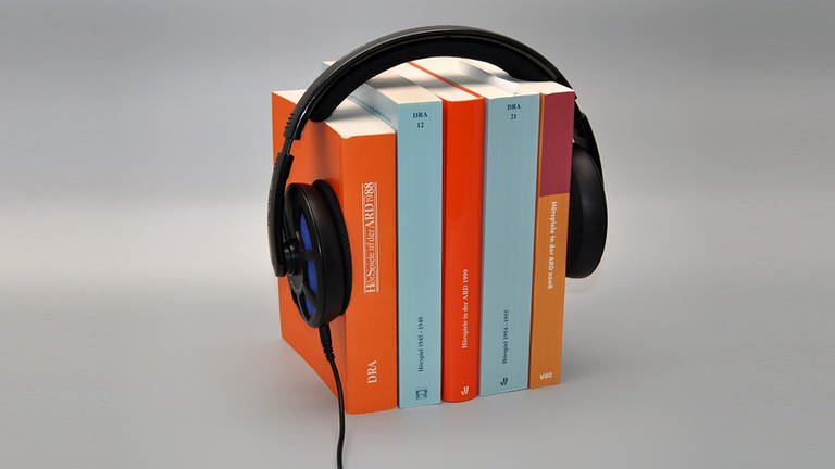 Jahrgangsbücher des Deutschen Rundfunkarchivs mit einem Kopfhörer (Foto: ard-foto s2-intern/extern)