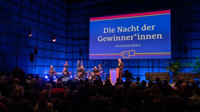 Bühne der "Nacht der Gewinner*innen" bei den ARD Hörspieltagen 2021 im ZKM Karlsruhe (Foto: SWR, Uwe Riehm)