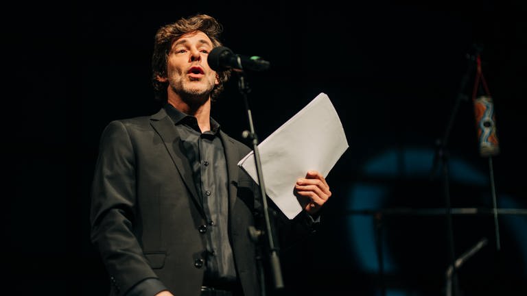 Der Schauspieler Markus Meyer beim Live-Hörspiel "Der Mieter" (Foto: SWR, Nico Neithardt)