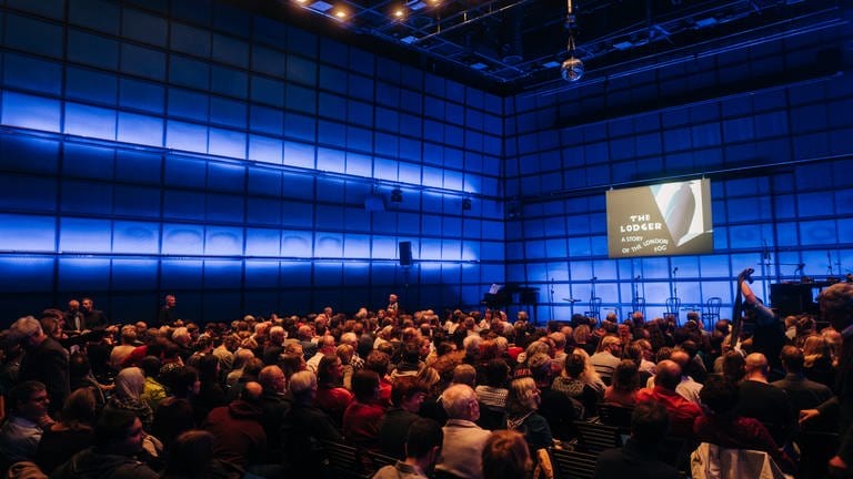 Das Publikum im ZKM Medientheater wartet gespannt auf den Beginn der Aufführung des Live-Hörspiels "Der Mieter". (Foto: SWR, Nico Neithardt)