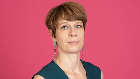 Jenni Zylka - Vorsitzende der Jury des Deutschen Hörspielpreises der ARD 2022 (Foto: Pressestelle, fotostudioneukoelln.de)