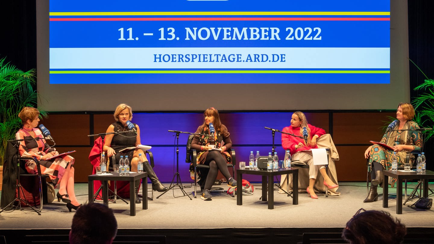 Jury-Diskussion: Die fünf Mitglieder der Jury auf der Bühne (Foto: SWR, Uwe Riehm)