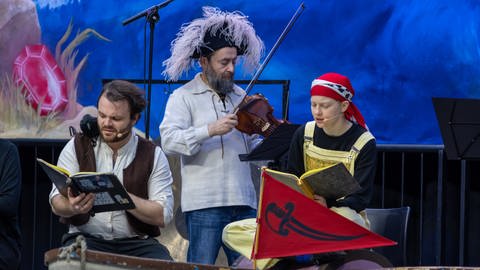 Die Darsteller von Hannes und Moses und der Violinist aus dem Orchester beim Live-Kinderhörspiel (Foto: SWR, Uwe Riehm)