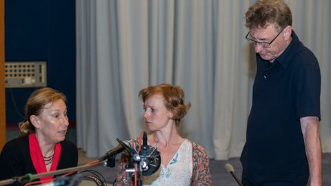 Catherine Milliken, Caroline Junghanns und Dietmar Wiesner (v.l.n.r.) bei der Produktion im Hörspielstudio des SWR (Foto: SWR, Alexander Kluge)