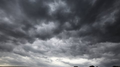 düstere Wolken (Foto: IMAGO, Gottfried Czepluch)