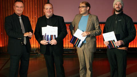Preisverleihung 2011 in Donaueschingen: Bernhard Hermann (Hörfunkdirektor des SWR), Mark Brüderle, Tim Elzer, Daniel van den Eijkel.  (Foto: SWR, Astrid Karger )