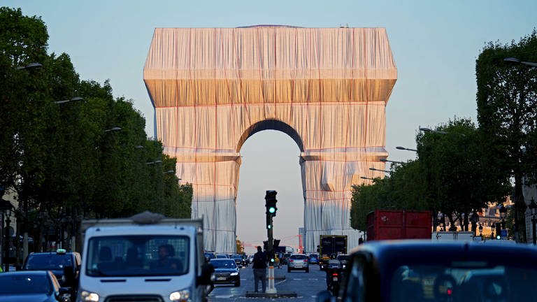 Der fertig verhüllte Triumphbogen „L'Arc de Triomphe, Wrapped“ (Foto: Pressestelle, 2021 Christo and Jeanne-Claude Foundation Foto: Wolfgang Volz)