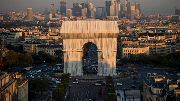 Der fertig verhüllte Triumphbogen „L'Arc de Triomphe, Wrapped“ (Foto: Pressestelle, 2021 Christo and Jeanne-Claude Foundation Foto: Benjamin Loyseau)