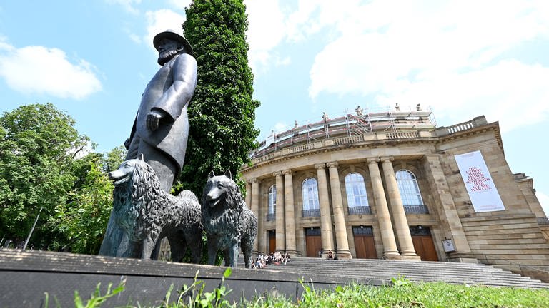 Die Statue des ehemaligen württembergischen König Wilhelm II. mit seinen Hunden vor dem Stuttgarter Opernhaus  (Foto: dpa Bildfunk, picture alliance/dpa | Bernd Weissbrod)