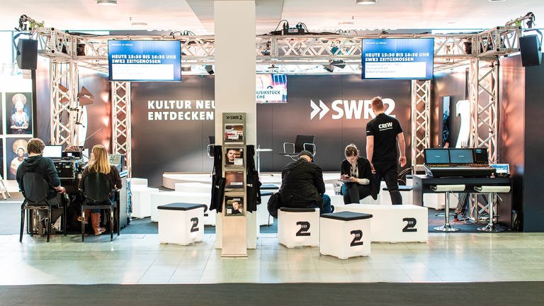 Vorbereitung am SWR2 Messestand auf der art KARLSRUHE 2020 (Foto: SWR, Foto: Paul Gärtner)