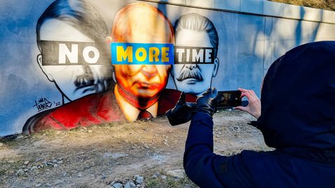  Ein Anti-Kriegs-Wandgemälde von Putin, Hitler und Stalin mit dem Slogan "No More Time" in Danzig (Foto: imago images, Fotograf: Mateusz Slodkowski)