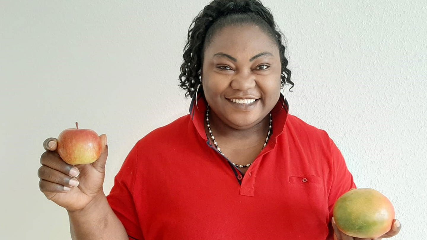 Dr. Sylvie Nantcha mit ihren „kleinen Schätzen“: Apfel und Mango