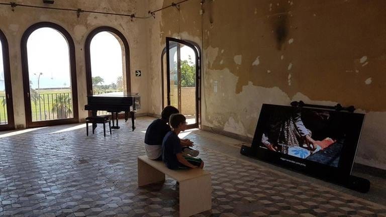 Zwei Kinder vor einem Bildschirm im verfallenden Palazzo Forcella de Seta (Foto: SWR, Karl Hoffmann -)