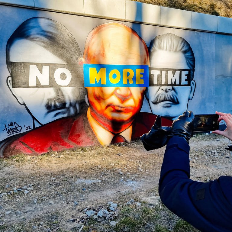  Ein Anti-Kriegs-Wandgemälde von Putin, Hitler und Stalin mit dem Slogan "No More Time" in Danzig (Foto: IMAGO, Fotograf: Mateusz Slodkowski)