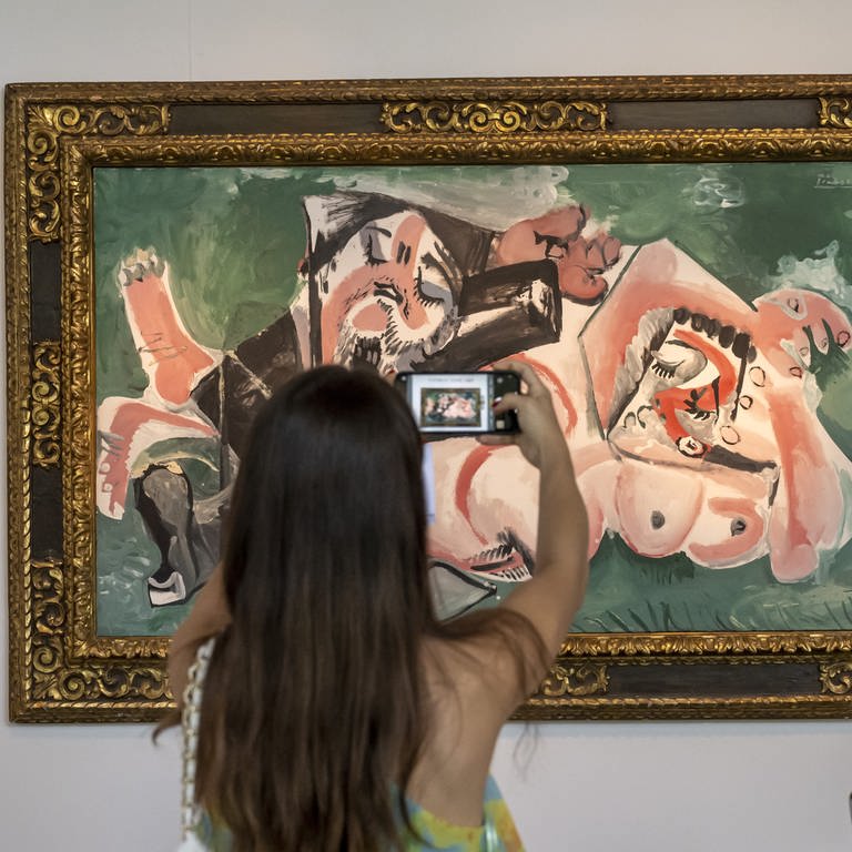 Eine Besucherin der Kunstmesse Art Basel fotografiert ein Werk von Pablo Picasso (Foto: picture-alliance / Reportdienste, KEYSTONE | GEORGIOS KEFALAS)