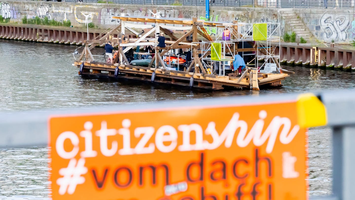Das Schiff des documenta-Projekts „citizenship“ auf der Spree