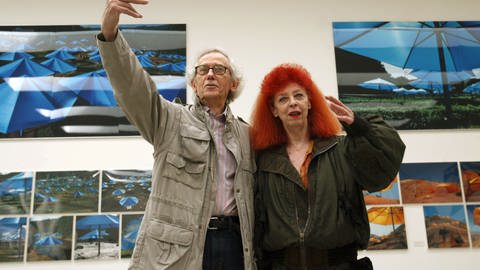 Artists Christo, left, and Jeanne-Claude, right, pose in front of their work of art titled (Foto: picture-alliance / Reportdienste, AP Photo | MONIKA FLUECKIGER)