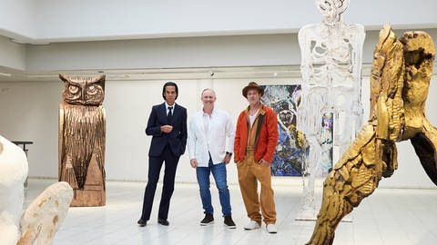Nick Cave, Thomas Houseago und Brad Pitt bei Ausstellungseröffnung in Tampere (Foto: Pressestelle, Jussi Koivunen)