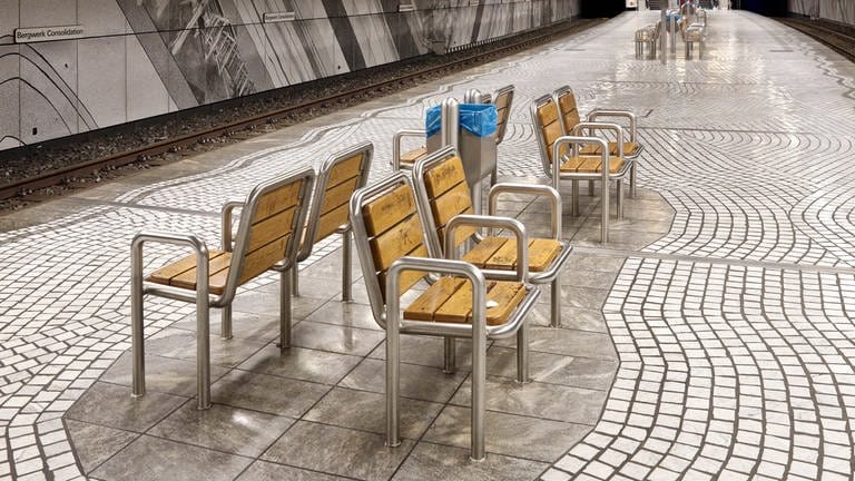 Defensive Architektur in einer U-Bahn-Station in Gelsenkirchen: Sitze statt Bänke (Foto: IMAGO, blickwinkel)