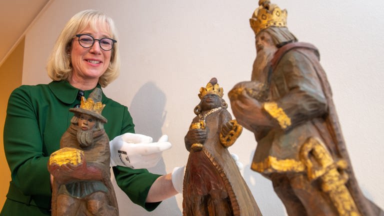 Museumsleiterin Stefanie Dathe präsentiert im Ulmer Museum die Kripppenfiguren aus dem Münster.  (Foto: dpa Bildfunk, picture alliance/dpa | Stefan Puchner)