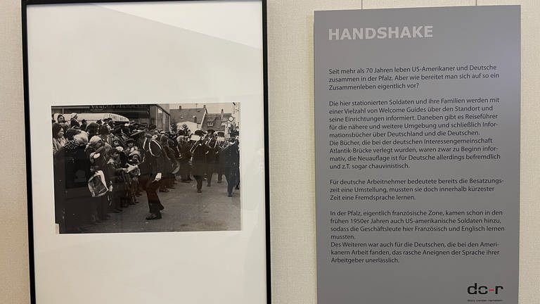Handshake - Pfalzbibliothek Kaiserslautern (Foto: SWR, Helen Roth)