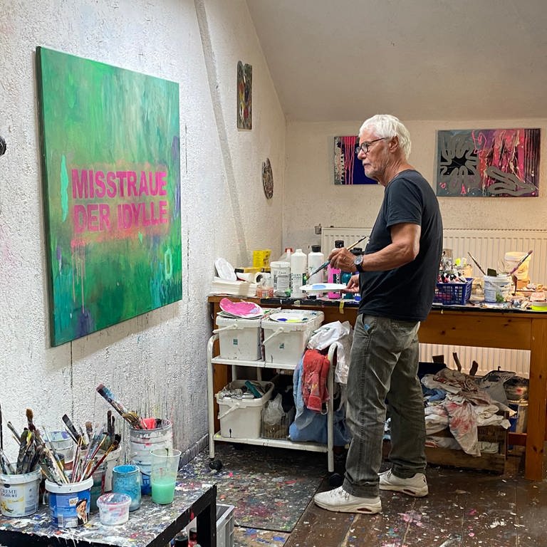 Der Künstler Manfred E. Plathe arbeitet in seinem Atelier in Neustadt a.d. Weinstraße an einem seiner Bilder (Foto: SWR)