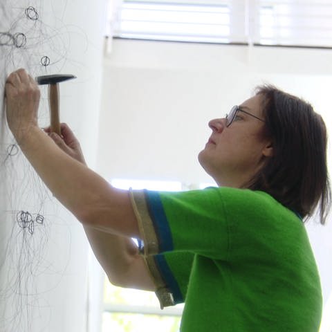 Die Künstlerin Christiane Löhr bei der Arbeit (Foto: SWR)
