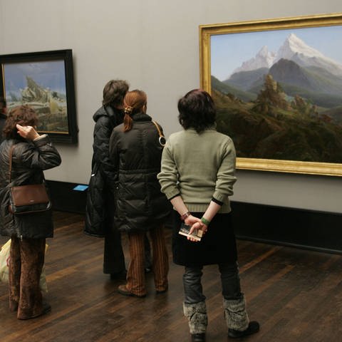 Leute im Museum vor Caspar David Friedrichs "Der Watzmann" (Foto: IMAGO, Olaf Wagner)