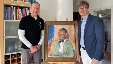 Rüdiger Schwarz und Jürgen Oßwald mit einem Gemälde von Rudolf Levy (Foto: SWR, Sandra Biegger, SWR)