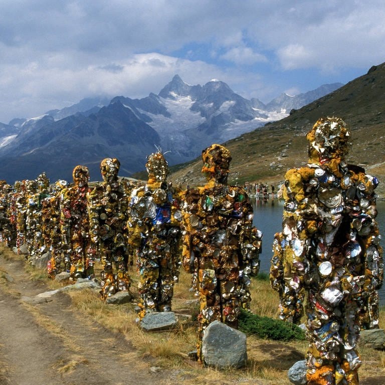 Installation - Trash People - von HA Schult (GER) am Stellisee bei Zermatt, Wallis (Foto: IMAGO,  IMAGO / imagebroker/wothe)
