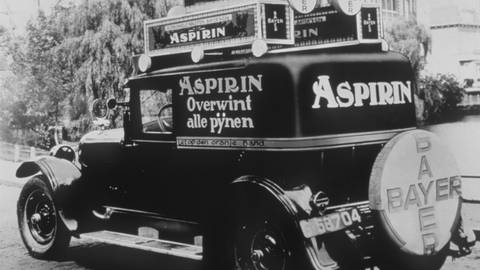 Ein niederländisches Fahrzeug wirbt 1929 für das Kopfschmerzmittel Aspirin. (Foto: picture-alliance / Reportdienste, Foto: dpa)