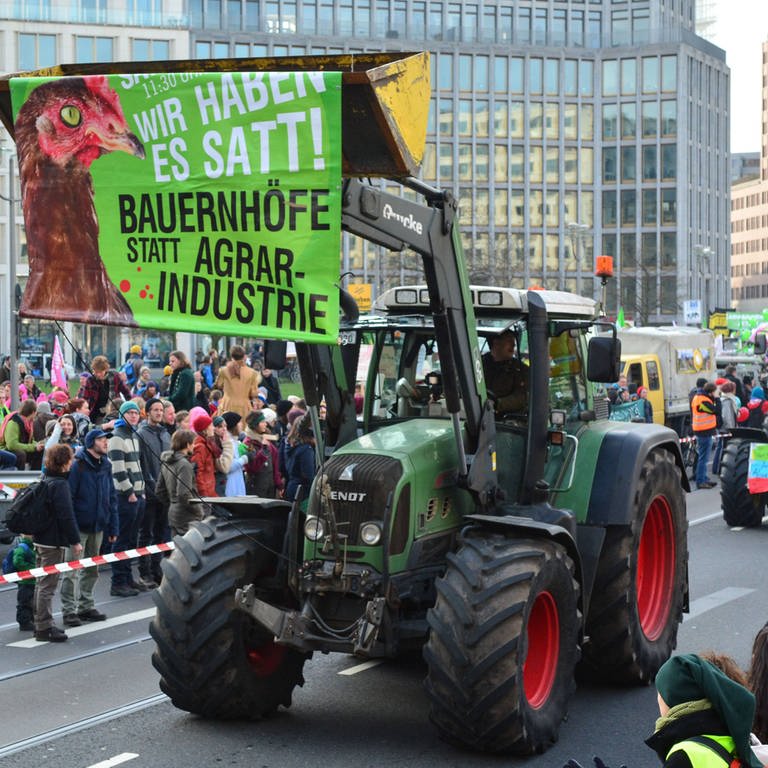  Demonstration gegen die Agrarindustrie unter dem Motto "Wochenmarkt statt Weltmarkt" - Gesundes Essen und gesunde Landwirtschaft-Bauernhöfe statt Agrarindustrie. (Foto: IMAGO, snapshot)