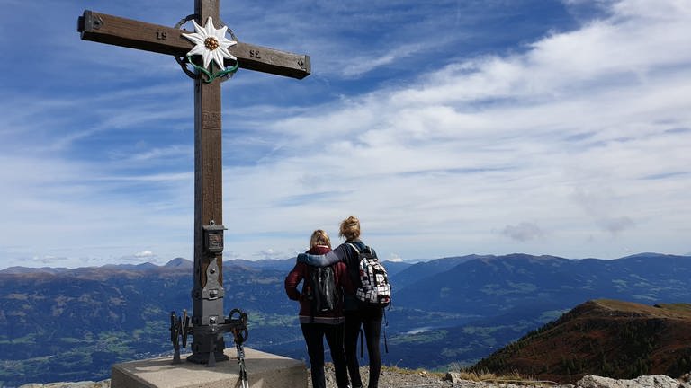 Wandern. Mutter und Tochter unterwegs in den Alpen (Foto: SWR, Wilma Wächter)