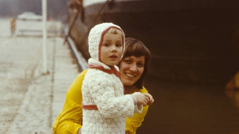 Renate Schütz mit ihrer Tochter Dagmar, ältere Schwester der Autorin, am Main in Würzburg, im März 1981 - an dem Tag, an dem Dagmar aus Rumänien ankam, bei einem Ausflug in die Stadt, damit sie was Schönes sieht. (Foto: Ortun Schütz )