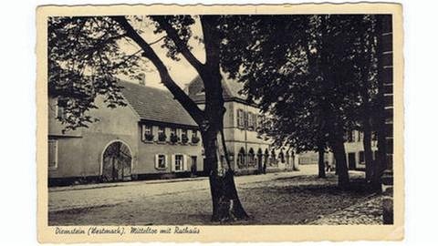 Alte Ansichtskarte aus Dirmstein aus dem Jahr 1943 zeigt einen Platz vor dem Rathaus - heute das alte Rathaus (Foto: Pressestelle, Gemeindeverwaltung Dirmstein -)