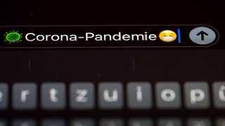 "Corona-Pandemie" steht auf dem Display eines Mobiltelefons. (Foto: dpa Bildfunk, Fotograf:Frank Rumpenhorst)