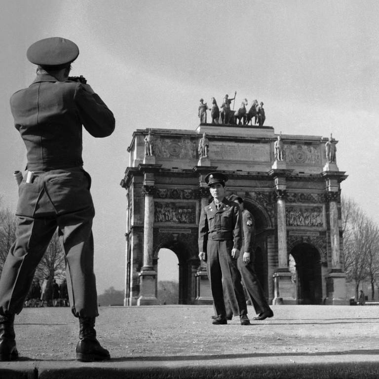 US-Amerikanische Touristen in Paris vor dem Arc de Triomphe du Carrousel, aufgenommen im Maerz 1948  (Foto: picture-alliance / Reportdienste, RIA)
