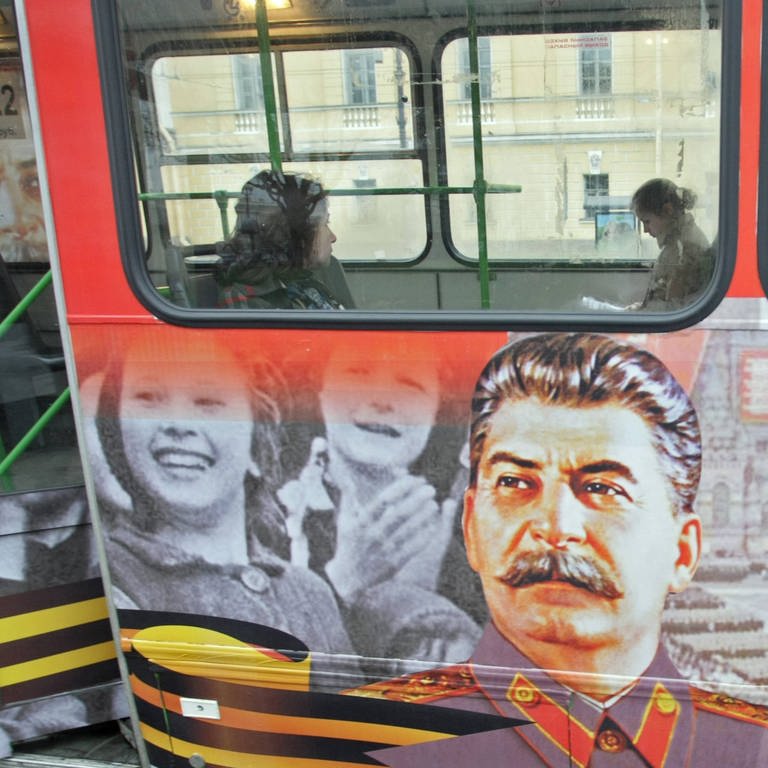 Bus mit einem Porträt von Josef Stalin erscheint in St. Petersburg. (Foto: IMAGO, IMAGO / ITAR-TASS)