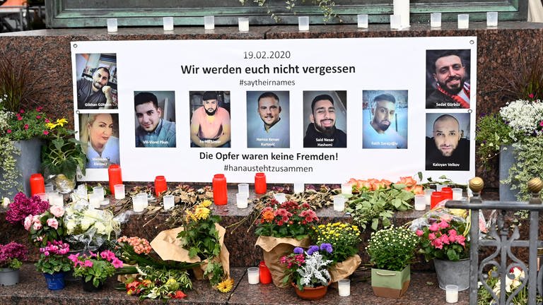 Terroranschlag von Hanau: Bilder der Opfer am Brüder-Grimm-Denkmal auf dem Marktplatz (Foto: IMAGO, rheinmainfoto)
