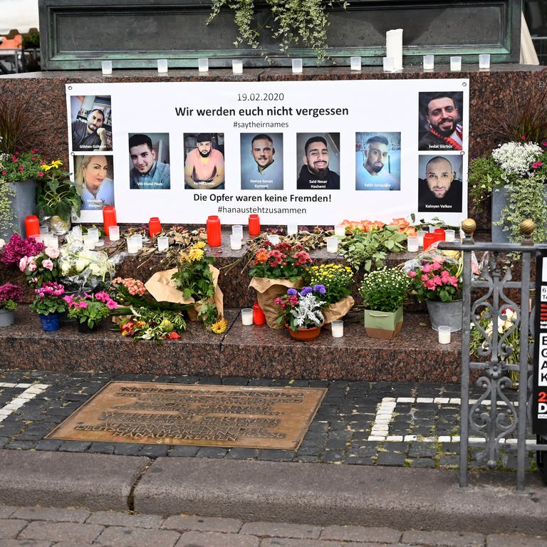 Terroranschlag von Hanau: Bilder der Opfer am Brüder-Grimm-Denkmal auf dem Marktplatz (Foto: IMAGO, rheinmainfoto)