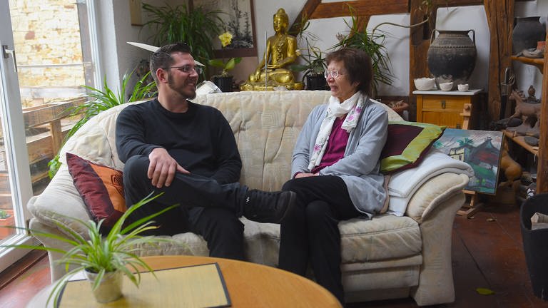 Rosemarie Höhn-Mizo und Sohn Mike. "Ich erinnere mich daran, dass er mir ganz deutlich gesagt hat: Ich werde bald sterben. Ich bin krank. Und da war ich Elf, Zwölf."  (Foto: Peter Jaeggi)